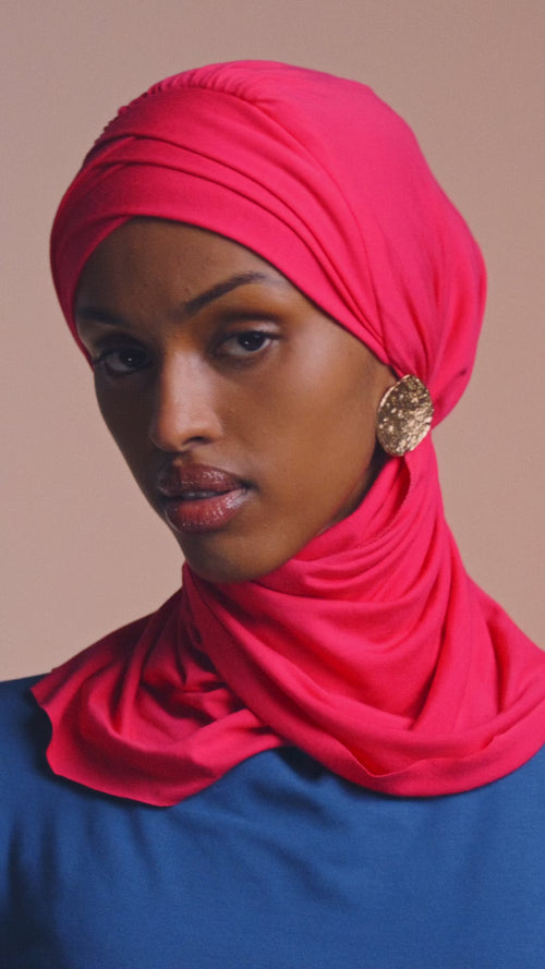 Woman demonstrating the DuoSnap Hijab tutorial, showing how to style and secure the magnetic snaps.